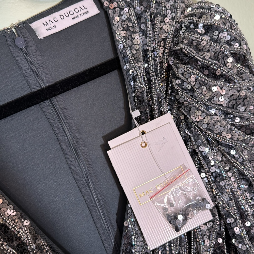 MAC DUGGAL sz 12 silver
Long Sleeve V Neck Beaded Cocktail Dress - Picture 9 of 15